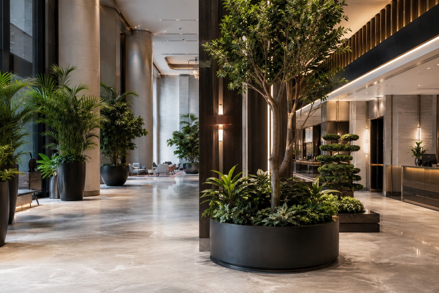 Otel lobisinde saksılı ağaçlar